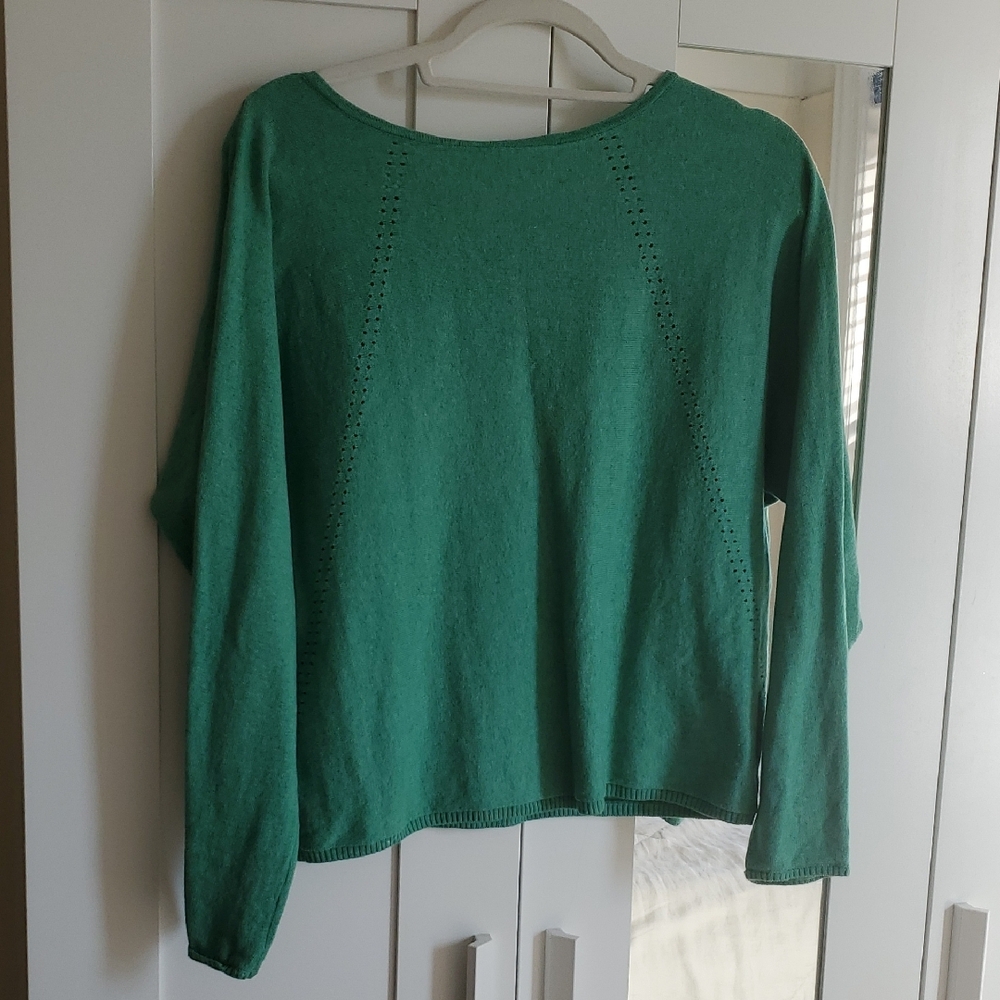 Emerald Green Crew Neck Sweater with Long Sleeves and Relaxed Fit